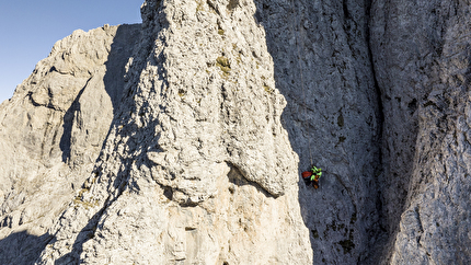 Schiara, Dolomiti, Soccorso Alpino e Speleologico Veneto - In calata sulla via Santina durante lo spettacolare addestramento del Soccorso Alpino e Speleologico Veneto sulla Schiara, Dolomiti (novembre 2024)