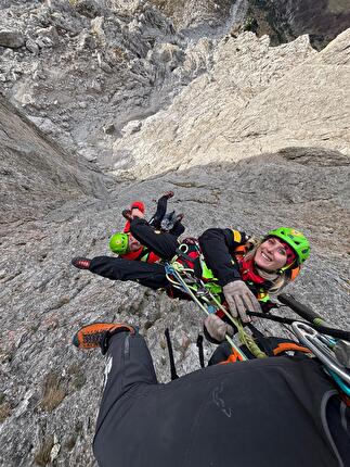 Schiara, Dolomiti, Soccorso Alpino e Speleologico Veneto - In calata sul Diedro Nord durante lo spettacolare addestramento del Soccorso Alpino e Speleologico Veneto sulla Schiara, Dolomiti (novembre 2024)