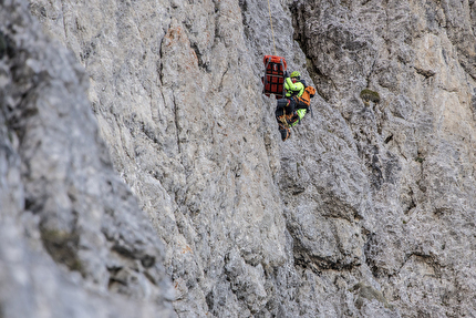 Schiara, Dolomiti, Soccorso Alpino e Speleologico Veneto - In calata sulla via Santina durante lo spettacolare addestramento del Soccorso Alpino e Speleologico Veneto sulla Schiara, Dolomiti (novembre 2024)