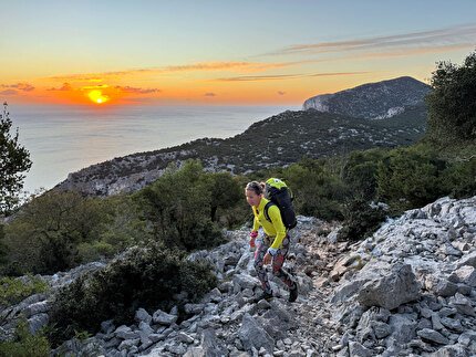 Sardegna, Oronnoro, Parete di Esuili, Matteo Giglio, Alessandra Gianatti - Alessandra Gianatti durante l'avvicinamento all'alba alla Parete di Esuili, prima della richiodatura della via 'Issalada 'e purpos' 10/2024