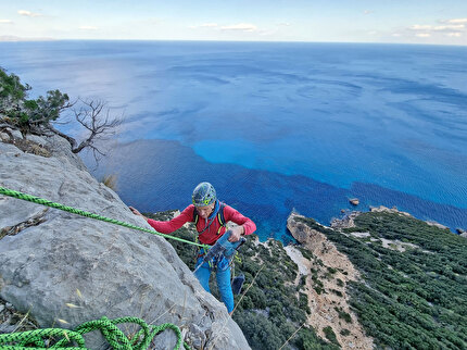 Sardegna, Oronnoro, Parete di Esuili, Matteo Giglio, Alessandra Gianatti - Matteo Giglio durante la richiodatura della via 'Issalada 'e purpos' alla Parete di Esuili (Oronnoro) in Sardegna, 10/2024