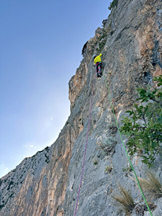 Sardegna, Oronnoro, Parete di Esuili, Matteo Giglio, Alessandra Gianatti - Alessandra Gianatti sul quarto tiro della via 'Issalada 'e purpos' alla Parete di Esuili (Oronnoro) in Sardegna, 10/2024