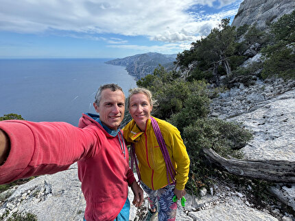 Sardegna, Oronnoro, Parete di Esuili, Matteo Giglio, Alessandra Gianatti - Autoscatto di Matteo Giglio e Alessandra Gianatti al temine della richiodatura della via 'Issalada 'e purpos' alla Parete di Esuili (Oronnoro) in Sardegna, 10/2024