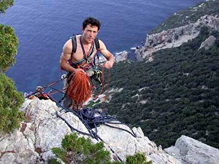 Dalla Valle dell'Orco alla Sardegna, Matteo Giglio, Anna Torretta - Matteo Giglio, preparativi per la discesa in doppia, al termine dell’apertura di Issalada 'e purpos', in Sardegna