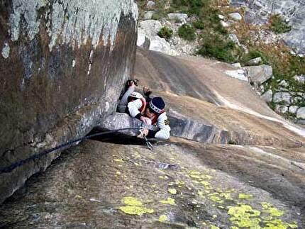 Dalla Valle dell'Orco alla Sardegna, Matteo Giglio, Anna Torretta - Anna Torretta al termine del grande diedro nel primo tiro di Tradimento, in Valle dell'Orco