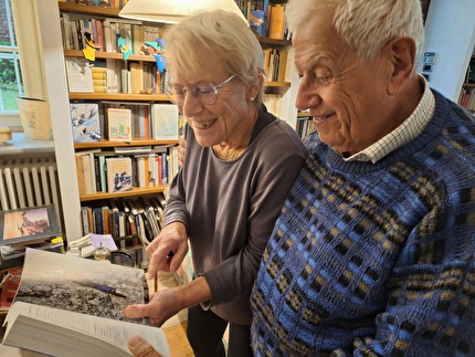 Paola Mazzarelli - Paola Mazzarelli e il marito Gianfranco guardano stupiti la foto di Paola sulla Kosterlitz nella nuova guida della Valle dell'Orco