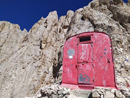 Bivacco Bafile, Corno Grande, Gran Sasso - La rimozione del bivacco 'Andrea Bafile' sulla cresta Sud-Est della Vetta Centrale del Corno Grande del Gran Sasso, 16/11/2024