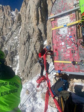 Bivacco Bafile, Corno Grande, Gran Sasso - La rimozione del bivacco 'Andrea Bafile' sulla cresta Sud-Est della Vetta Centrale del Corno Grande del Gran Sasso, 16/11/2024