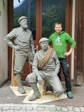 San Martino di Castrozza, Dolomiti - Matthias Verginer con le statue di Michele Bettega e Bortolo Zagonel