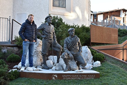 San Martino di Castrozza, Dolomiti - L'artista Matthias Verginer e le statue di Michele Bettega (1853-1937) e Bortolo Zagonel (1868-1953)