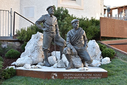 San Martino di Castrozza, Dolomiti - Le statue di Michele Bettega (1853-1937) e Bortolo Zagonel (1868-1953), realizzate dall'artista Matthias Verginne.