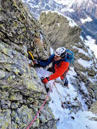 Ponteranica, Val Gerola, Orobie Valtellinesi, Emanuele Barabesi, Cristian Candiotto - L'apertura di 'Er gallo' sull'avancorpo della cima di Ponteranica Occidentale in Val Gerola (Emanuele Barabesi, Cristian Candiotto 23/11/2024)