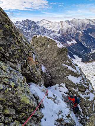 Ponteranica, Val Gerola, Orobie Valtellinesi, Emanuele Barabesi, Cristian Candiotto - L'apertura di 'Er gallo' sull'avancorpo della cima di Ponteranica Occidentale in Val Gerola (Emanuele Barabesi, Cristian Candiotto 23/11/2024)