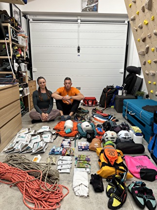 Selvaggio Blu Sardegna kayak & climb, Giulia Gabani, Francesco Sauro - Preparativi dei materiali per il Selvaggio Blu kayak & climb (Giulia Gabani, Francesco Sauro 10/2024)