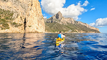 Kayak e arrampicata sulla costa del Selvaggio Blu in Sardegna