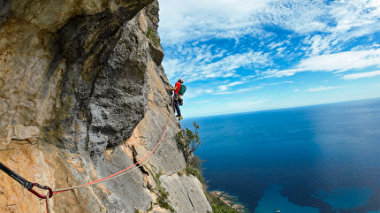 Selvaggio Blu Sardegna kayak & climb, Giulia Gabani, Francesco Sauro - Francesco Sauro sui primi tiri di 'Crysalis by Grenke' alla Punta Giradili in Sardegna durante il Selvaggio Blu kayak & climb con Giulia Gabani, 10/2024