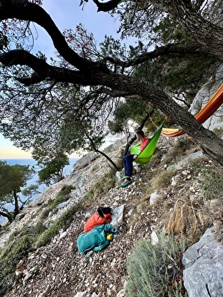 Selvaggio Blu Sardegna kayak & climb, Giulia Gabani, Francesco Sauro - Selvaggio Blu kayak & climb: amaca sulla via 'Crysalis by Grenke' alla Punta Giradili (Giulia Gabani, Francesco Sauro 10/2024)