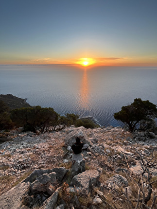 Selvaggio Blu Sardegna kayak & climb, Giulia Gabani, Francesco Sauro - Alba da 'Crysalis by Grenke' alla Punta Giradili in Sardegna durante il Selvaggio Blu kayak & climb con Giulia Gabani, 10/2024