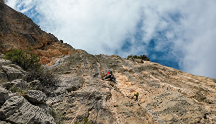 Selvaggio Blu Sardegna kayak & climb, Giulia Gabani, Francesco Sauro - Francesco Sauro sul tiro di 7a+ di 'Crysalis by Grenke' alla Punta Giradili in Sardegna durante il Selvaggio Blu kayak & climb con Giulia Gabani, 10/2024