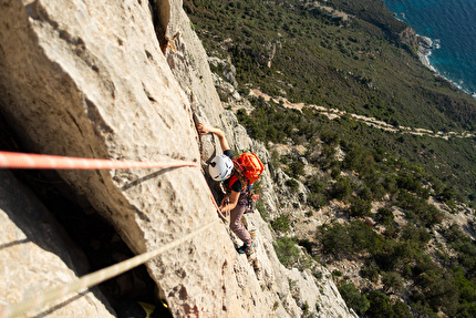 Selvaggio Blu Sardegna kayak & climb, Giulia Gabani, Francesco Sauro - Giulia Gabani sui tiri alti di 'Crysalis by Grenke' alla Punta Giradili in Sardegna durante il Selvaggio Blu kayak & climb con Giulia Gabani, 10/2024