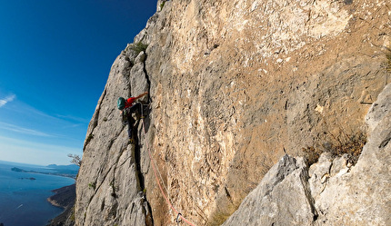 Selvaggio Blu Sardegna kayak & climb, Giulia Gabani, Francesco Sauro - Francesco Sauro sui tiri alti di 'Crysalis by Grenke' alla Punta Giradili in Sardegna durante il Selvaggio Blu kayak & climb con Giulia Gabani, 10/2024