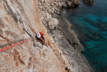 Selvaggio Blu Sardegna kayak & arrampicata, Giulia Gabani, Francesco Sauro - Giulia Gabani su 'Zanahoria' alla parete di Biddiriscottai in Sardegna durante il Selvaggio Blu kayak & arrampicata con Francesco Sauro, 10/2024