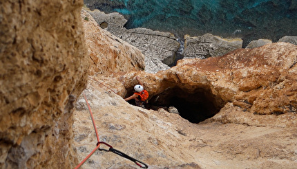 Selvaggio Blu Sardegna kayak & arrampicata, Giulia Gabani, Francesco Sauro - Giulia Gabani su 'Zanahoria' alla parete di Biddiriscottai in Sardegna durante il Selvaggio Blu kayak & arrampicata con Francesco Sauro, 10/2024