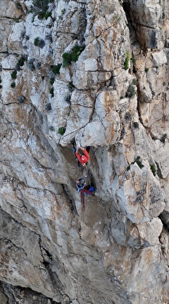 Monte Monaco, Sicily, Paweł Zieliński - Paweł Zieliński passing through the middle of a beautiful roof with huge exposure on the 5th pitch of his 'Forza di Polacco' on Monte Monaco, Sicily, (11/2024).