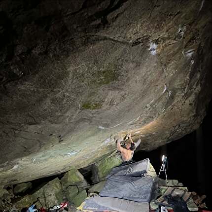 Dai Koyamada establishes 'Kaikien' (8C) at Mt. Kasagi in Japan