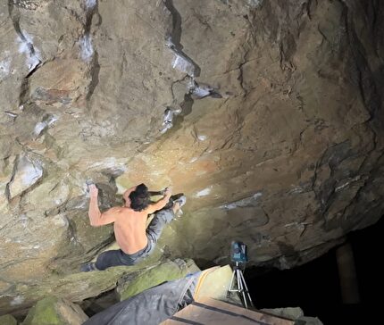 Dai Koyamada - Dai Koyamada climbing 'Kaikien' (8C) a Mt. Kasagi in Japan, 11/2024