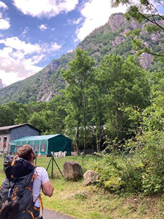 Placca di Arcanzo, Val Masino, Andrea Baldi, Christian Bongiolatti, Sandro Todesco - La Placca di Arcanzo in Val Masino dal Camping Remenno