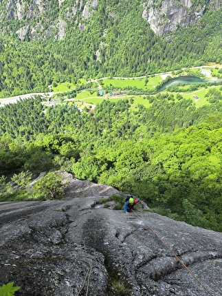 Placca di Arcanzo, Val Masino, Andrea Baldi, Christian Bongiolatti, Sandro Todesco - Secondo tiro di 'Il giudizio di Gesù Cristian' alla Placca di Arcanzo in Val Masino (Andrea Baldi, Christian Bongiolatti, Sandro Todesco 06/2024)