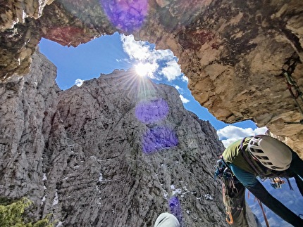 Torre dei Feruch, Dolomiti Bellunesi, Davide Cassol, Gabriele Walicki - Alla sosta del 10° tiro di 'I sogni di Brunner' alla Torre dei Feruch, Dolomiti Bellunesi (Davide Cassol, Gabriele Walicki 29/09/2024) 