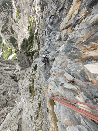 Torre dei Feruch, Dolomiti Bellunesi, Davide Cassol, Gabriele Walicki - Sul 12° tiro di 'I sogni di Brunner' alla Torre dei Feruch, Dolomiti Bellunesi (Davide Cassol, Gabriele Walicki 29/09/2024) 