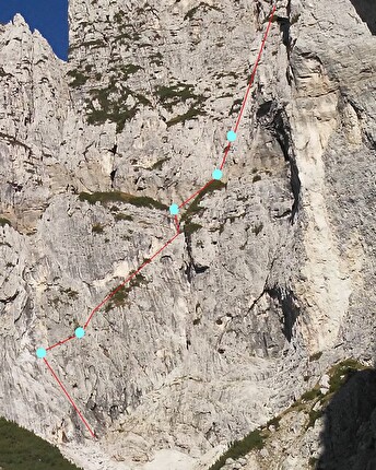 Torre dei Feruch, Dolomiti Bellunesi, Davide Cassol, Gabriele Walicki - La parte bassa di 'I sogni di Brunner' alla Torre dei Feruch, Dolomiti Bellunesi (Davide Cassol, Gabriele Walicki 29/09/2024)