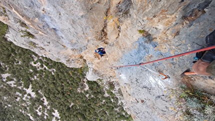 Sardegna, Supramonte, Graziano Dore, Luca da Ronche - Sul bellissimo 5° tiro, quello del ginepro, di 'Ai pastori alpinisti dei Supramontes' sulla guglia Su Caddu ‘e Marcu Spanu in Sardegna