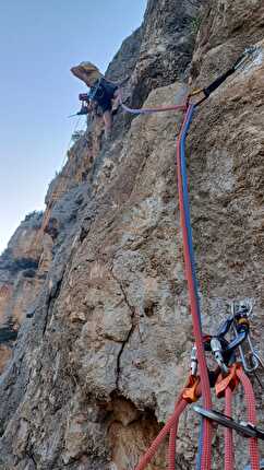 Sardegna, Supramonte, Graziano Dore, Luca da Ronche - Luca da Ronche apre il 2° tiro, il più duro, 'di Ai pastori alpinisti dei Supramontes' sulla guglia Su Caddu ‘e Marcu Spanu in Sardegna