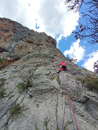 Sardegna, Supramonte, Graziano Dore, Luca da Ronche - Graziano Dore apre il primo tiro, una placca favolosa, di 'Ai pastori alpinisti dei Supramontes' sulla guglia Su Caddu ‘e Marcu Spanu in Sardegna