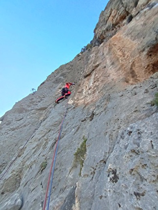 Sardegna, Supramonte, Graziano Dore, Luca da Ronche - 'Ai pastori alpinisti dei Supramontes' sulla guglia Su Caddu ‘e Marcu Spanu in Sardegna