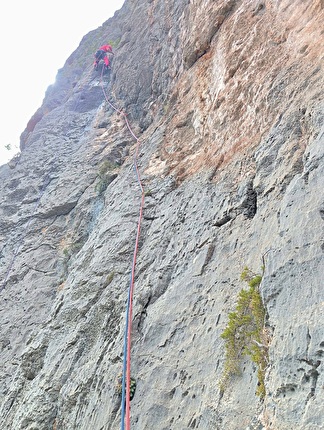 Sardegna, Supramonte, Graziano Dore, Luca da Ronche - Graziano Dore apre il 3° tiro di 'Ai pastori alpinisti dei Supramontes' sulla guglia Su Caddu ‘e Marcu Spanu in Sardegna