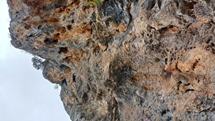 Sardegna, Supramonte, Graziano Dore, Luca da Ronche - Luca da Ronche in apertura sul 4° tiro di 'Ai pastori alpinisti dei Supramontes' sulla guglia Su Caddu ‘e Marcu Spanu in Sardegna