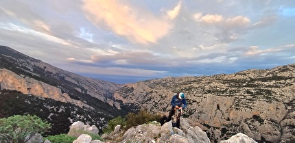 Sardegna, Supramonte, Graziano Dore, Luca da Ronche - 'Ai pastori alpinisti dei Supramontes' sulla guglia Su Caddu ‘e Marcu Spanu in Sardegna (Graziano Dore, Luca da Ronche 2024)