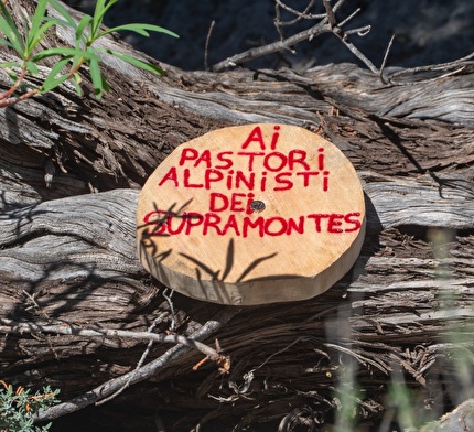 Sardegna, Supramonte, Graziano Dore, Luca da Ronche - 'Ai pastori alpinisti dei Supramontes' sulla guglia Su Caddu ‘e Marcu Spanu in Sardegna (Graziano Dore, Luca da Ronche 2024)