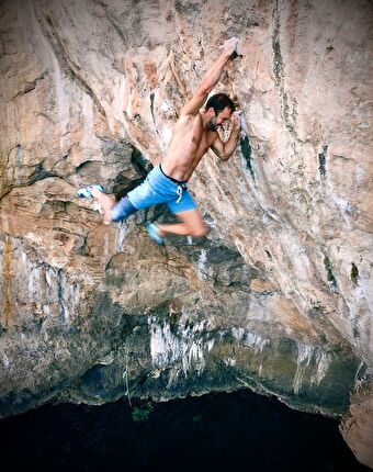 Chris Sharma libera 'Vision Quest', 9a deep water solo a Maiorca