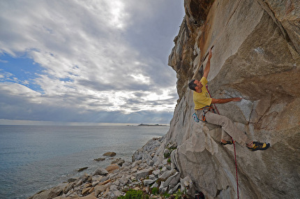 Sardegna arrampicata - Maurizio Oviglia su 'Black Mamba', settore Ferox in Sardegna