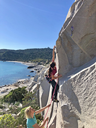 Sardegna arrampicata - Letizia Congiu al settore Balena Bianca di Villasimius in Sardegna