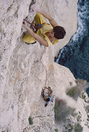 Sardegna arrampicata - Sebastiano Zagonel e Corrado Pibiri nel 1984 su 'Nastro Rosa', una delle vie restaurate all'Acquerello Magico di Cala Fighera in Sardegna