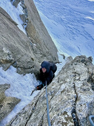 Aiguille de Toule, Mont Blanc, Niccolò Bruni, Federica Furia - The first ascent of 'Cadeau de Noël' on Aiguille du Toula, Mont Blanc (Niccolò Bruni, Federica Furia 25/12/2024)