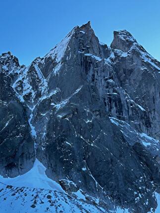 Sciora Dafora, Sciora di Fuori, Roger Schäli, Peter von Känel - Making the first ascent of 'Methadone' on the NNE face of Sciora Dafora in Switzerland (Roger Schäli, Peter von Känel 31/12/2024)