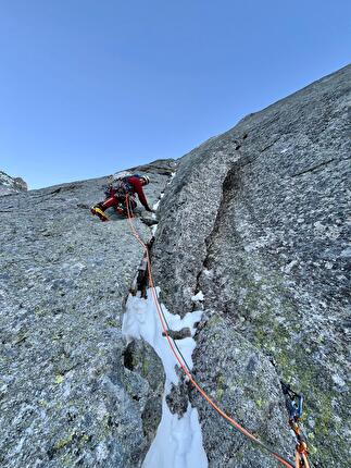 Sciora Dafora, Sciora di Fuori, Roger Schäli, Peter von Känel - Making the first ascent of 'Methadone' on the NNE face of Sciora Dafora in Switzerland (Roger Schäli, Peter von Känel 31/12/2024)